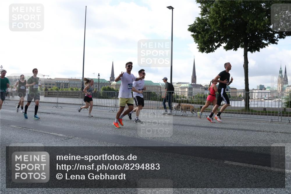 29.06.2025 - hella hamburg halbmarathon Lena Gebhardt http://msf.ph/oto/8294883 29.06.2025 09:59:03 Lombardsbrücke 16467, 12527, 1874, 1410, 1485, 1506, 1715, 1719, 1727, 1946, 1951, 1972, 2518, 2741, 2840, 2883, 2907, 2911, 3037, 3112, 3334, 3715, 3952, 4120, 4152, 4167, 4467, 4839, 5077, 5084, 5391, 5420, 5457, 5458, 5492, 5866, 6294, 6390, 6399, 6592, 6629, 6657, 6759, 6877, 7033, 7082, 7129, 7130, 7232, 7369, 7395, 7716, 7732, 7864, 8068, 8322, 8509, 8639, 8721, 8772, 8798, 9655, 9727, 9770, 9884, 10266, 10488 meine-sportfotos.de