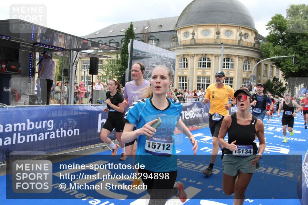 29.06.2025 - hella hamburg halbmarathon Michael Strokosch http://msf.ph/oto/8294898 29.06.2025 10:56:50 Ziel 2378, 3836, 8825, 8996, 13816, 14369, 14461, 15134, 15431, 15712, 16008, 16009, 16043, 16121, 16679, 17133, 18634 meine-sportfotos.de