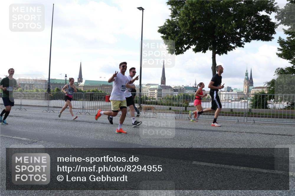 29.06.2025 - hella hamburg halbmarathon Lena Gebhardt http://msf.ph/oto/8294955 29.06.2025 09:59:04 Lombardsbrücke 12527, 7232, 187, 18, 1410, 1485, 1506, 1715, 1719, 1727, 1946, 1951, 1972, 2741, 2840, 2883, 2907, 2911, 3037, 3112, 3334, 3715, 3952, 4120, 4167, 4467, 4839, 5077, 5084, 5391, 5420, 5457, 5458, 5492, 5866, 6294, 6390, 6399, 6416, 6629, 6657, 6759, 6877, 7033, 7037, 7082, 7129, 7130, 7232, 7369, 7395, 7716, 7732, 7864, 8068, 8322, 8509, 8639, 8721, 8772, 8798, 9655, 9727, 9770, 9884, 10266, 10488 meine-sportfotos.de