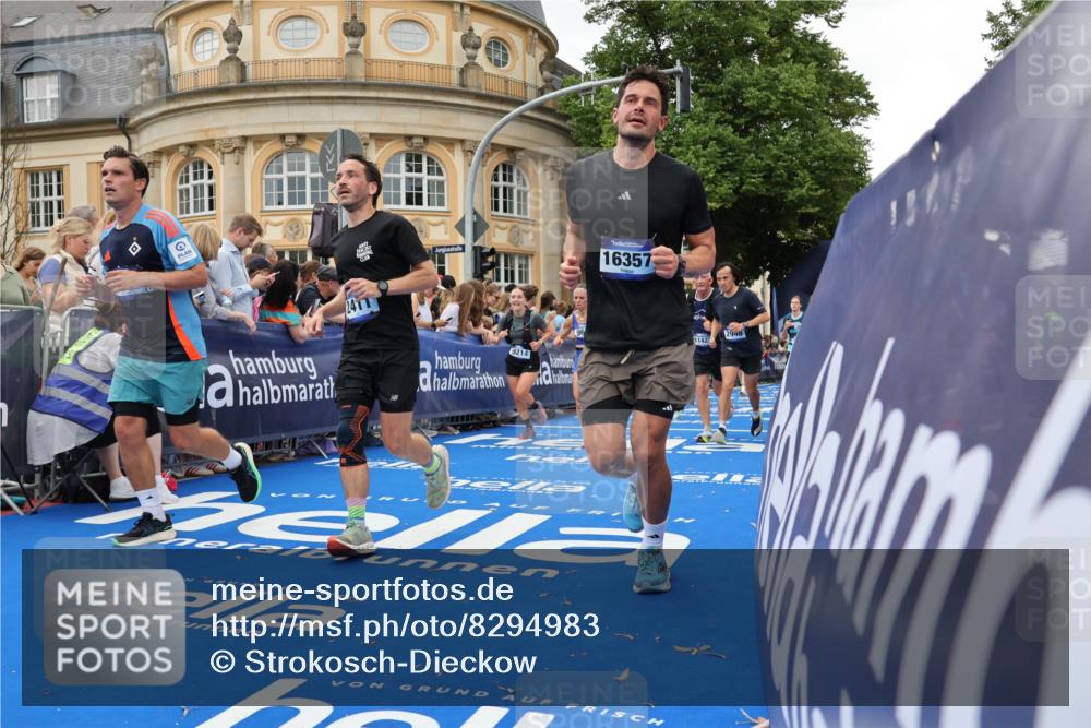 29.06.2025 - hella hamburg halbmarathon Strokosch-Dieckow http://msf.ph/oto/8294983 29.06.2025 10:51:26 Ziel 1335, 2364, 2411, 2946, 5820, 6776, 7943, 8989, 9214, 9656, 10691, 11124, 11422, 13047, 13403, 13792, 14865, 14994, 15871, 15950, 16357, 17131, 18489 meine-sportfotos.de