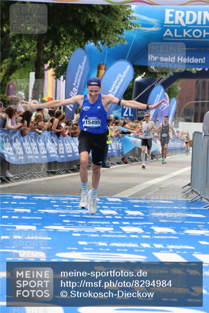29.06.2025 - hella hamburg halbmarathon Strokosch-Dieckow http://msf.ph/oto/8294984 29.06.2025 10:18:40 Ziel 15495 meine-sportfotos.de
