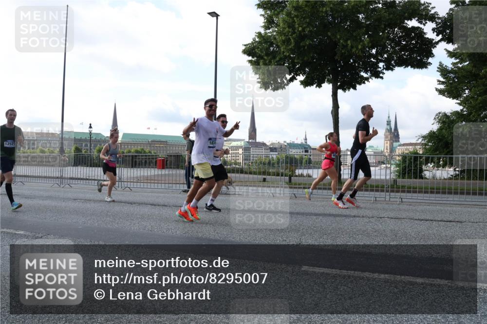 29.06.2025 - hella hamburg halbmarathon Lena Gebhardt http://msf.ph/oto/8295007 29.06.2025 09:59:04 Lombardsbrücke 12527, 1874, 1410, 1485, 1506, 1715, 1719, 1727, 1946, 1951, 1972, 2741, 2840, 2883, 2907, 2911, 3037, 3112, 3334, 3715, 3952, 4120, 4167, 4467, 4839, 5077, 5084, 5391, 5420, 5457, 5458, 5492, 5866, 6294, 6390, 6399, 6416, 6629, 6657, 6759, 6877, 7033, 7037, 7082, 7129, 7130, 7232, 7369, 7395, 7716, 7732, 7864, 8068, 8322, 8509, 8639, 8721, 8772, 8798, 9655, 9727, 9770, 9884, 10266, 10488 meine-sportfotos.de