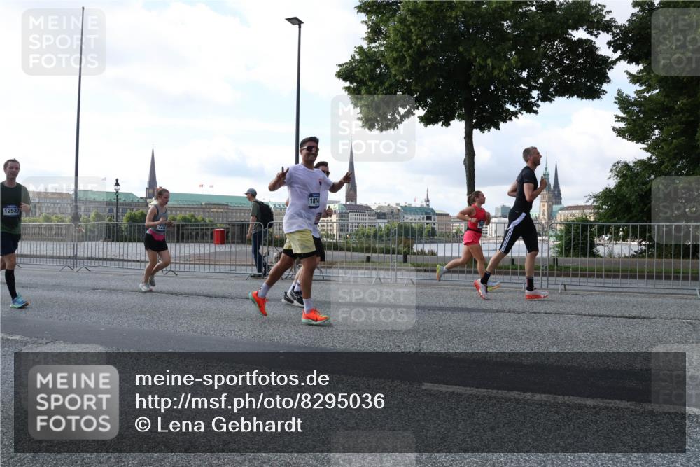 29.06.2025 - hella hamburg halbmarathon Lena Gebhardt http://msf.ph/oto/8295036 29.06.2025 09:59:04 Lombardsbrücke 12527, 1874, 1410, 1485, 1506, 1715, 1719, 1727, 1946, 1951, 1972, 2741, 2840, 2883, 2907, 2911, 3037, 3112, 3334, 3715, 3952, 4120, 4167, 4467, 4839, 5077, 5084, 5391, 5420, 5457, 5458, 5492, 5866, 6294, 6390, 6399, 6416, 6629, 6657, 6759, 6877, 7033, 7037, 7082, 7129, 7130, 7232, 7369, 7395, 7716, 7732, 7864, 8068, 8322, 8509, 8639, 8721, 8772, 8798, 9655, 9727, 9770, 9884, 10266, 10488 meine-sportfotos.de