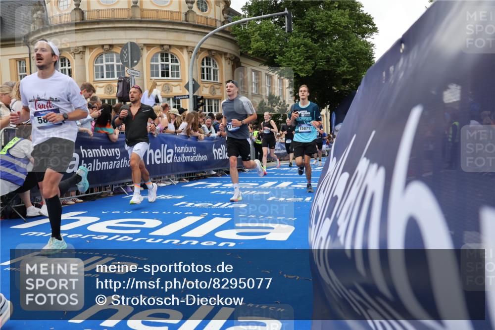 29.06.2025 - hella hamburg halbmarathon Strokosch-Dieckow http://msf.ph/oto/8295077 29.06.2025 10:51:28 Ziel 1335, 2364, 2411, 2946, 5008, 5820, 7943, 8989, 9214, 9656, 10691, 11124, 11422, 13403, 13792, 15871, 15950, 16357, 17131, 18489, 19007 meine-sportfotos.de
