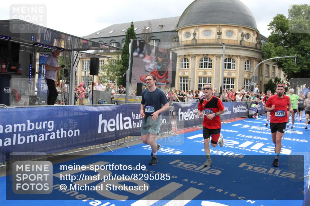 29.06.2025 - hella hamburg halbmarathon Michael Strokosch http://msf.ph/oto/8295085 29.06.2025 10:56:52 Ziel 1955, 2378, 2741, 3836, 5418, 6835, 7716, 8825, 8996, 13816, 14369, 14461, 15134, 15431, 16008, 16009, 16679, 17133, 18634 meine-sportfotos.de