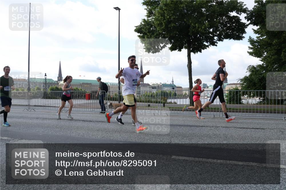 29.06.2025 - hella hamburg halbmarathon Lena Gebhardt http://msf.ph/oto/8295091 29.06.2025 09:59:04 Lombardsbrücke 12527, 1874, 1410, 1485, 1506, 1715, 1719, 1727, 1946, 1951, 1972, 2741, 2840, 2883, 2907, 2911, 3037, 3112, 3334, 3715, 3952, 4120, 4167, 4467, 4839, 5077, 5084, 5391, 5420, 5457, 5458, 5492, 5866, 6294, 6390, 6399, 6416, 6629, 6657, 6759, 6877, 7033, 7037, 7082, 7129, 7130, 7232, 7369, 7395, 7716, 7732, 7864, 8068, 8322, 8509, 8639, 8721, 8772, 8798, 9655, 9727, 9770, 9884, 10266, 10488 meine-sportfotos.de