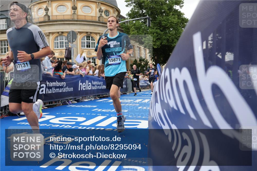 29.06.2025 - hella hamburg halbmarathon Strokosch-Dieckow http://msf.ph/oto/8295094 29.06.2025 10:51:30 Ziel 1335, 2411, 2946, 5008, 5820, 7943, 9214, 9656, 10691, 11422, 13327, 13403, 13792, 15871, 15950, 16357, 17131, 19007 meine-sportfotos.de