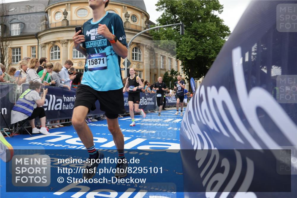 29.06.2025 - hella hamburg halbmarathon Strokosch-Dieckow http://msf.ph/oto/8295101 29.06.2025 10:51:30 Ziel 1335, 2411, 2946, 5008, 5820, 7943, 9214, 9656, 10691, 11422, 13327, 13403, 13792, 15871, 15950, 16357, 17131, 19007 meine-sportfotos.de