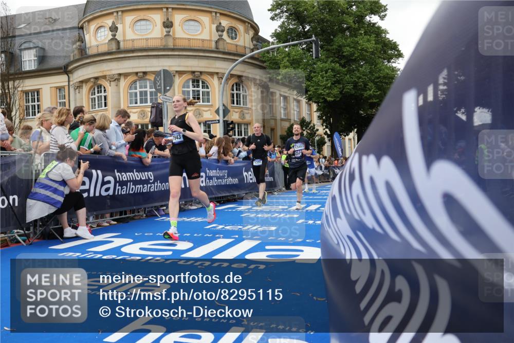 29.06.2025 - hella hamburg halbmarathon Strokosch-Dieckow http://msf.ph/oto/8295115 29.06.2025 10:51:31 Ziel 1335, 2946, 5008, 5820, 7943, 9656, 10691, 11422, 13327, 13403, 13792, 14012, 15871, 15950, 17131, 19007, 19020 meine-sportfotos.de