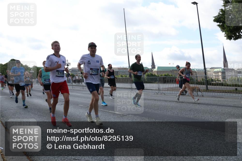 29.06.2025 - hella hamburg halbmarathon Lena Gebhardt http://msf.ph/oto/8295139 29.06.2025 09:59:04 Lombardsbrücke 18133, 1540, 1719, 1715, 1252, 16467, 7232, 72, 1410, 1485, 1506, 1715, 1719, 1727, 1946, 1951, 1972, 2741, 2840, 2883, 2907, 2911, 3037, 3112, 3334, 3715, 3952, 4120, 4167, 4467, 4839, 5077, 5084, 5391, 5420, 5457, 5458, 5492, 5866, 6294, 6390, 6399, 6416, 6629, 6657, 6759, 6877, 7033, 7037, 7082, 7129, 7130, 7232, 7369, 7395, 7716, 7732, 7864, 8068, 8322, 8509, 8639, 8721, 8772, 8798, 9655, 9727, 9770, 9884, 10266, 10488 meine-sportfotos.de