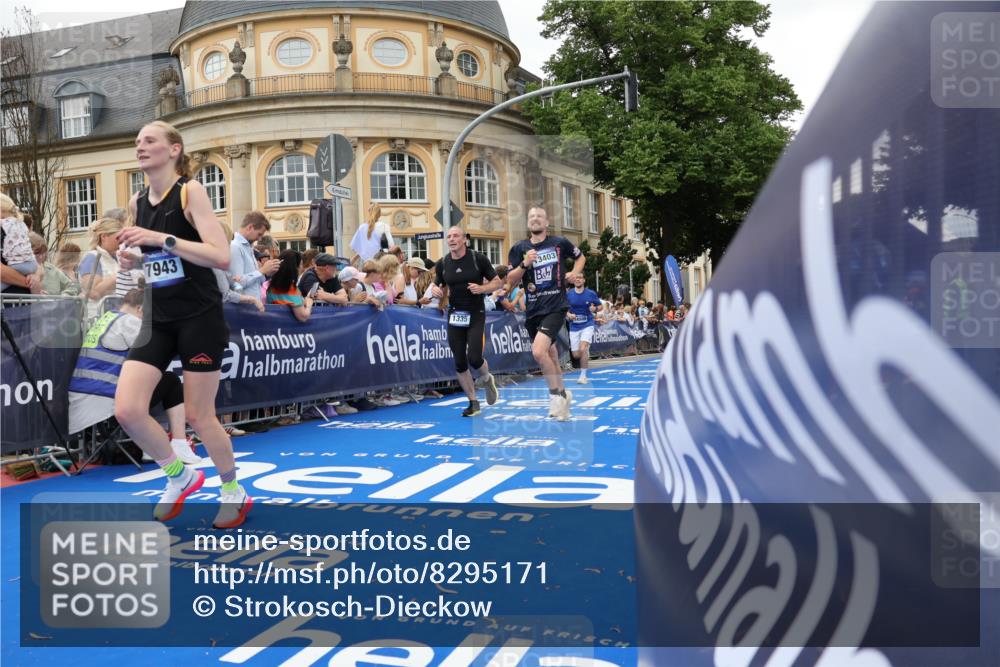 29.06.2025 - hella hamburg halbmarathon Strokosch-Dieckow http://msf.ph/oto/8295171 29.06.2025 10:51:31 Ziel 1335, 2946, 5008, 5820, 7943, 9656, 10691, 11422, 13327, 13403, 13792, 14012, 15871, 15950, 17131, 19007, 19020 meine-sportfotos.de