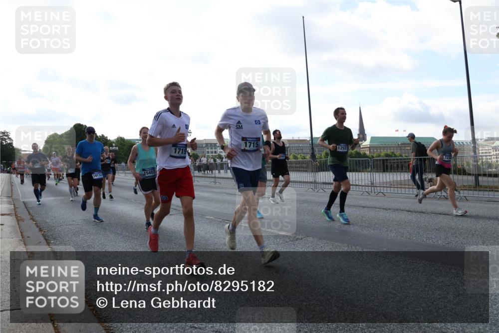 29.06.2025 - hella hamburg halbmarathon Lena Gebhardt http://msf.ph/oto/8295182 29.06.2025 09:59:04 Lombardsbrücke 18133, 15407, 1719, 0, 1715, 12527, 1410, 1485, 1506, 1715, 1719, 1727, 1946, 1951, 1972, 2741, 2840, 2883, 2907, 2911, 3037, 3112, 3334, 3715, 3952, 4120, 4167, 4467, 4839, 5077, 5084, 5391, 5420, 5457, 5458, 5492, 5866, 6294, 6390, 6399, 6416, 6629, 6657, 6759, 6877, 7033, 7037, 7082, 7129, 7130, 7232, 7369, 7395, 7716, 7732, 7864, 8068, 8322, 8509, 8639, 8721, 8772, 8798, 9655, 9727, 9770, 9884, 10266, 10488 meine-sportfotos.de