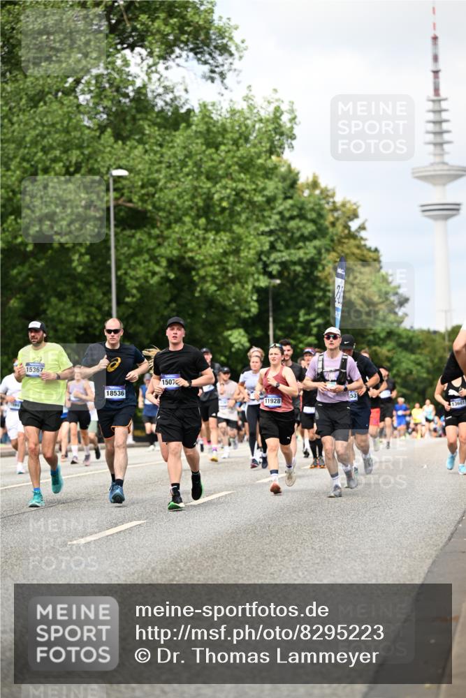 29.06.2025 - hella hamburg halbmarathon Dr. Thomas Lammeyer http://msf.ph/oto/8295223 29.06.2025 10:37:40 Kennedybrücke 1324, 1896, 1995, 2085, 2342, 2526, 2776, 3341, 3812, 3871, 4164, 4361, 4433, 4449, 4807, 5075, 5180, 5561, 5584, 5917, 6773, 6999, 7308, 7309, 7705, 8620, 8891, 9234, 9258, 9438, 9591, 9706, 9750, 9799, 10800, 11092, 11111, 11260 meine-sportfotos.de