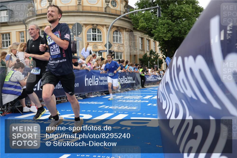 29.06.2025 - hella hamburg halbmarathon Strokosch-Dieckow http://msf.ph/oto/8295240 29.06.2025 10:51:32 Ziel 1335, 5008, 5820, 7943, 10691, 11422, 13327, 13403, 13792, 14012, 14458, 15871, 17131, 19007, 19020 meine-sportfotos.de