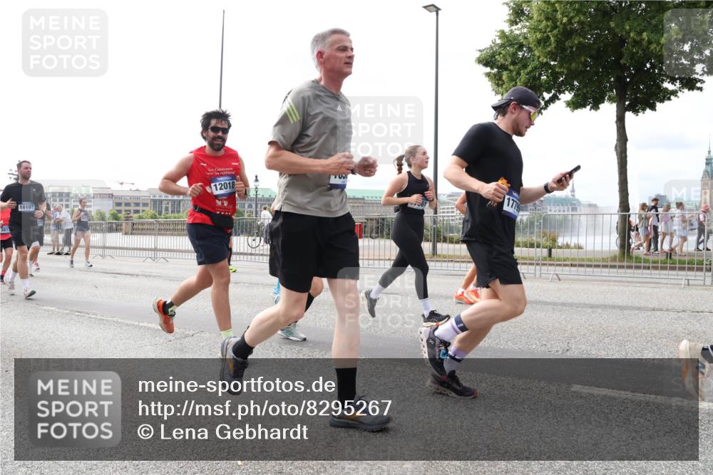 29.06.2025 - hella hamburg halbmarathon Lena Gebhardt http://msf.ph/oto/8295267 29.06.2025 10:21:29 Lombardsbrücke 3817, 16107, 12018, 1028, 1072, 1266, 1401, 1658, 1668, 2271, 2383, 2635, 2815, 2956, 2986, 3122, 3161, 3453, 3770, 3817, 3825, 3826, 4375, 4376, 4697, 4786, 5061, 5122, 5373, 5395, 5412, 5493, 5759, 5767, 5957, 6086, 6103, 6275, 6308, 6475, 6844, 7228, 7375, 7522, 7553, 7608, 7612, 7781, 8095, 8286, 8715, 8726, 8844, 8896, 9100, 9108, 9369, 9483, 9499, 9501, 9532, 9624, 10374, 10602, 10874, 11698, 12175, 12694, 13057, 13508 meine-sportfotos.de