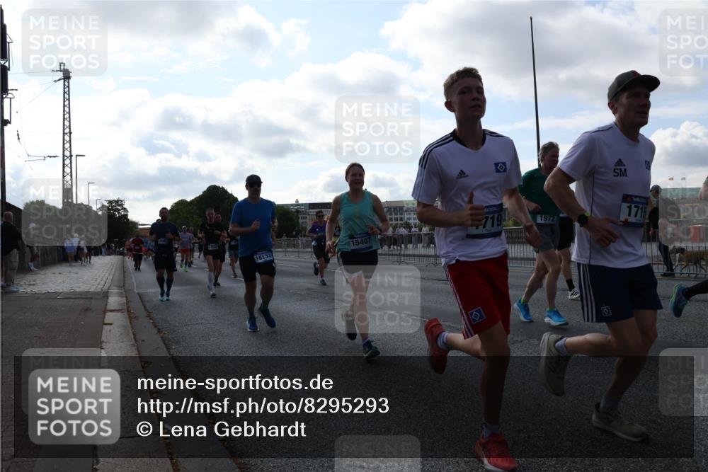 29.06.2025 - hella hamburg halbmarathon Lena Gebhardt http://msf.ph/oto/8295293 29.06.2025 09:59:05 Lombardsbrücke 1972, 171, 1410, 1485, 1506, 1715, 1719, 1727, 1946, 1951, 1972, 2741, 2840, 2883, 2907, 2911, 3037, 3112, 3334, 3715, 3952, 4120, 4167, 4467, 4839, 5077, 5084, 5391, 5420, 5457, 5458, 5492, 5866, 6294, 6390, 6399, 6416, 6629, 6657, 6759, 6877, 7033, 7037, 7082, 7129, 7130, 7232, 7369, 7395, 7716, 7732, 7864, 8068, 8322, 8509, 8639, 8721, 8772, 8798, 9655, 9727, 9770, 9884, 9922, 10266, 10488 meine-sportfotos.de