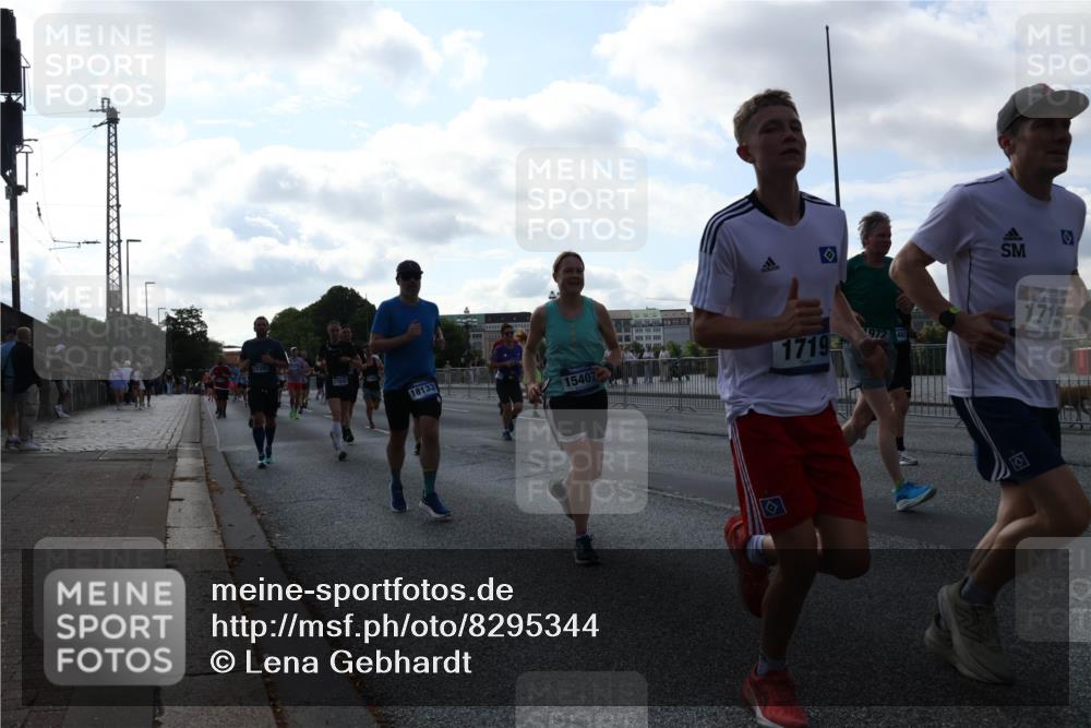 29.06.2025 - hella hamburg halbmarathon Lena Gebhardt http://msf.ph/oto/8295344 29.06.2025 09:59:05 Lombardsbrücke 11542, 18133, 15407, 1719, 1715, 1410, 1485, 1506, 1715, 1719, 1727, 1946, 1951, 1972, 2741, 2840, 2883, 2907, 2911, 3037, 3112, 3334, 3715, 3952, 4120, 4167, 4467, 4839, 5077, 5084, 5391, 5420, 5457, 5458, 5492, 5866, 6294, 6390, 6399, 6416, 6629, 6657, 6759, 6877, 7033, 7037, 7082, 7129, 7130, 7232, 7369, 7395, 7716, 7732, 7864, 8068, 8322, 8509, 8639, 8721, 8772, 8798, 9655, 9727, 9770, 9884, 9922, 10266, 10488 meine-sportfotos.de
