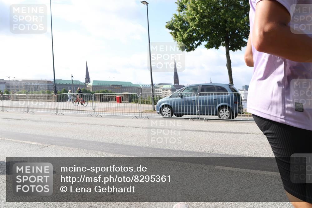 29.06.2025 - hella hamburg halbmarathon Lena Gebhardt http://msf.ph/oto/8295361 29.06.2025 09:46:42 Lombardsbrücke 1053, 1344, 1411, 1577, 1889, 2243, 3843, 3955, 4477, 4944, 5048, 5152, 5193, 5660, 6683, 7080, 7466, 7534, 7622, 7628, 7845, 7867, 7901, 8312, 8323, 8784, 8864, 8956, 10298, 10477, 10865, 10927, 10929, 11230, 11304, 11661, 11898, 12447, 12899, 12987, 13199, 13252, 13493, 13494, 13617, 13729, 13961, 14276, 14310, 15391, 15902, 16065, 16140, 16243, 16811, 16931, 16957, 17213 meine-sportfotos.de