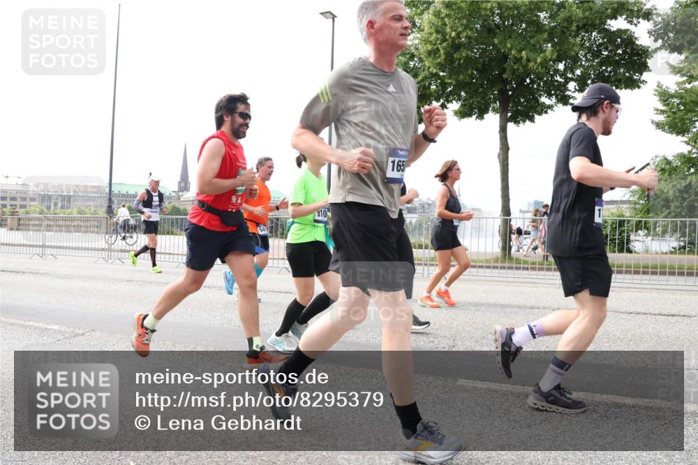 29.06.2025 - hella hamburg halbmarathon Lena Gebhardt http://msf.ph/oto/8295379 29.06.2025 10:21:29 Lombardsbrücke 910, 165, 1028, 1072, 1266, 1401, 1658, 1668, 2271, 2383, 2635, 2815, 2956, 2986, 3122, 3161, 3453, 3770, 3817, 3825, 3826, 4375, 4376, 4697, 4786, 5061, 5122, 5373, 5395, 5412, 5493, 5759, 5767, 5957, 6086, 6103, 6275, 6308, 6475, 6844, 7228, 7375, 7522, 7553, 7608, 7612, 7781, 8095, 8286, 8715, 8726, 8844, 8896, 9100, 9108, 9369, 9483, 9499, 9501, 9532, 9624, 10374, 10602, 10874, 11698, 12175, 12694, 13057, 13508 meine-sportfotos.de