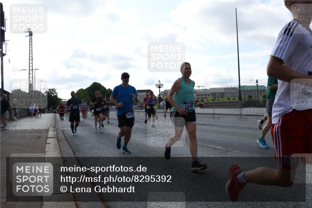 29.06.2025 - hella hamburg halbmarathon Lena Gebhardt http://msf.ph/oto/8295392 29.06.2025 09:59:05 Lombardsbrücke 17383, 11542, 18133, 15407, 1410, 1485, 1506, 1715, 1719, 1727, 1946, 1951, 1972, 2741, 2840, 2883, 2907, 2911, 3037, 3112, 3334, 3715, 3952, 4120, 4167, 4467, 4839, 5077, 5084, 5391, 5420, 5457, 5458, 5492, 5866, 6294, 6390, 6399, 6416, 6629, 6657, 6759, 6877, 7033, 7037, 7082, 7129, 7130, 7232, 7369, 7395, 7716, 7732, 7864, 8068, 8322, 8509, 8639, 8721, 8772, 8798, 9655, 9727, 9770, 9884, 9922, 10266, 10488 meine-sportfotos.de