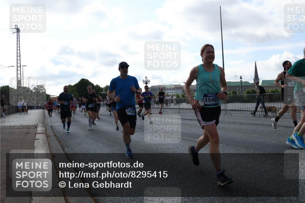 29.06.2025 - hella hamburg halbmarathon Lena Gebhardt http://msf.ph/oto/8295415 29.06.2025 09:59:06 Lombardsbrücke 17383, 11542, 18133, 15407, 1646, 1319, 1410, 1485, 1506, 1715, 1719, 1727, 1946, 1951, 1972, 2282, 2741, 2840, 2883, 2907, 2911, 3037, 3112, 3334, 3715, 3952, 4120, 4167, 4467, 4839, 5077, 5084, 5299, 5391, 5420, 5457, 5458, 5492, 5866, 6294, 6390, 6399, 6416, 6629, 6657, 7033, 7037, 7082, 7129, 7130, 7232, 7369, 7395, 7716, 7732, 7864, 8068, 8322, 8509, 8639, 8721, 8772, 8798, 9655, 9727, 9770, 9884, 9922, 10266, 10488 meine-sportfotos.de