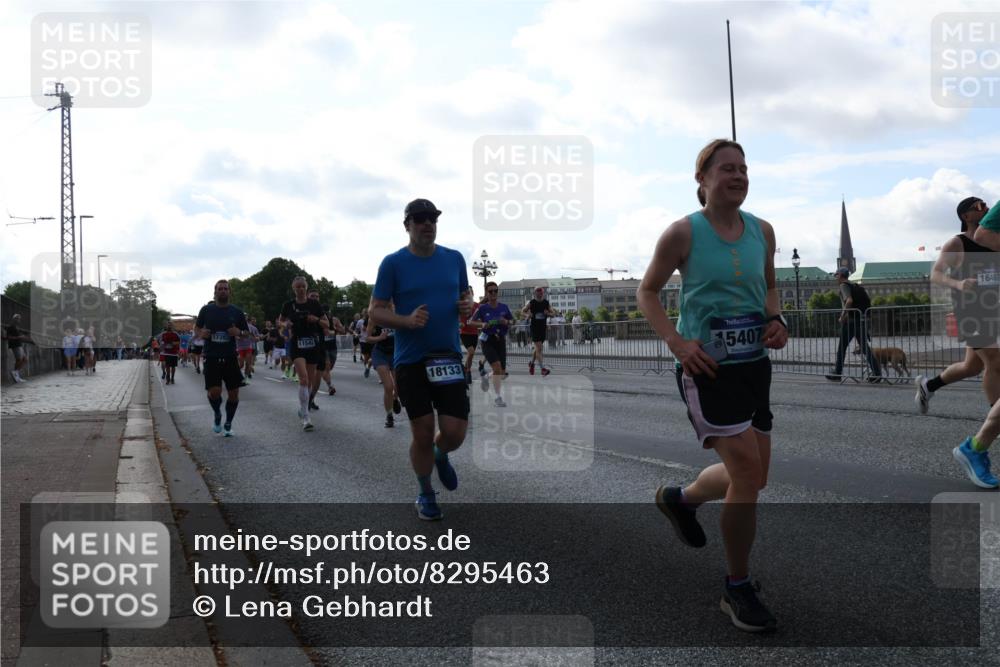 29.06.2025 - hella hamburg halbmarathon Lena Gebhardt http://msf.ph/oto/8295463 29.06.2025 09:59:06 Lombardsbrücke 17383, 11542, 18133, 35407, 16467, 1319, 1410, 1485, 1506, 1715, 1719, 1727, 1946, 1951, 1972, 2282, 2741, 2840, 2883, 2907, 2911, 3037, 3112, 3334, 3715, 3952, 4120, 4167, 4467, 4839, 5077, 5084, 5299, 5391, 5420, 5457, 5458, 5492, 5866, 6294, 6390, 6399, 6416, 6629, 6657, 7033, 7037, 7082, 7129, 7130, 7232, 7369, 7395, 7716, 7732, 7864, 8068, 8322, 8509, 8639, 8721, 8772, 8798, 9655, 9727, 9770, 9884, 9922, 10266, 10488 meine-sportfotos.de