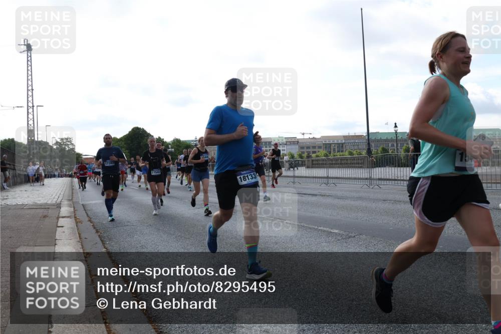 29.06.2025 - hella hamburg halbmarathon Lena Gebhardt http://msf.ph/oto/8295495 29.06.2025 09:59:06 Lombardsbrücke 17383, 11542, 35446, 181334, 154, 9869, 1319, 1410, 1485, 1506, 1715, 1719, 1727, 1946, 1951, 1972, 2282, 2741, 2840, 2883, 2907, 2911, 3037, 3112, 3334, 3715, 3952, 4120, 4167, 4467, 4839, 5077, 5084, 5299, 5391, 5420, 5457, 5458, 5492, 5866, 6294, 6390, 6399, 6416, 6629, 6657, 7033, 7037, 7082, 7129, 7130, 7232, 7369, 7395, 7716, 7732, 7864, 8068, 8322, 8509, 8639, 8721, 8772, 8798, 9655, 9727, 9770, 9884, 9922, 10266, 10488 meine-sportfotos.de