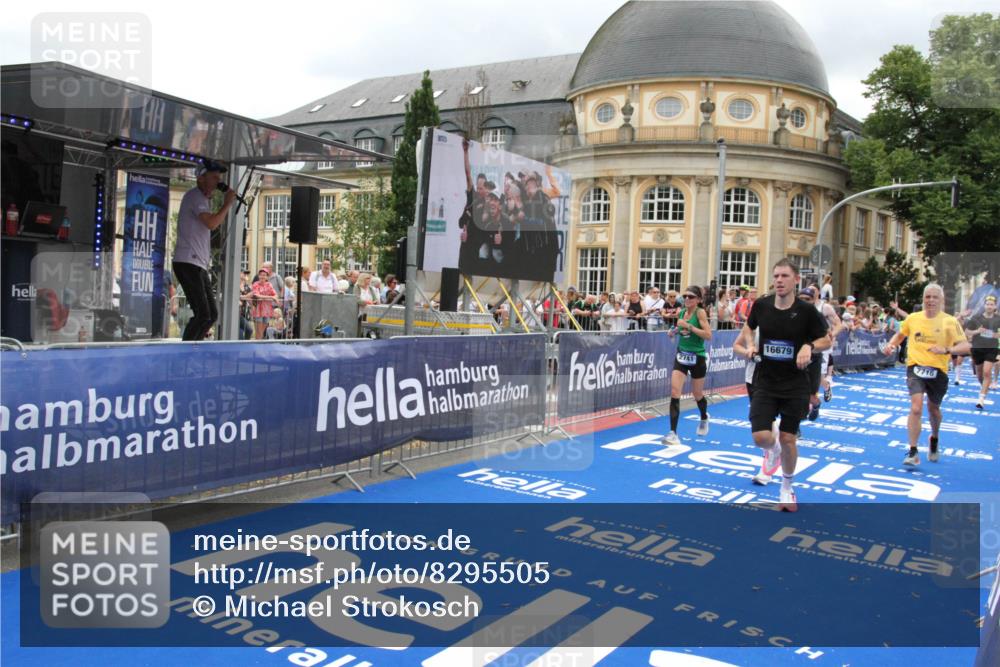 29.06.2025 - hella hamburg halbmarathon Michael Strokosch http://msf.ph/oto/8295505 29.06.2025 10:56:56 Ziel 1955, 2282, 2378, 2741, 2759, 5418, 6835, 7716, 11043, 13816, 15097, 16008, 16009, 16620, 16679 meine-sportfotos.de