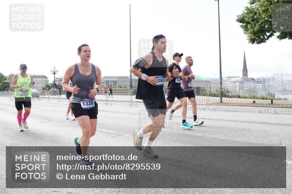 29.06.2025 - hella hamburg halbmarathon Lena Gebhardt http://msf.ph/oto/8295539 29.06.2025 10:11:58 Lombardsbrücke 1062, 1328, 1531, 1790, 1866, 1992, 2661, 3363, 4227, 5379, 5605, 7474, 7571, 8115, 8807, 8810, 9191, 9253, 9428, 9705, 10042, 10409, 10428, 11321, 11507, 11509, 11525, 11537, 11581, 11917, 12473, 13171, 13177, 13203, 13542, 13939, 13958, 14008, 14060, 14196, 14313, 14384, 15137, 15945, 16379, 16976, 17080, 17638, 17774, 17866, 18261, 18278, 18395, 18429, 18655 meine-sportfotos.de