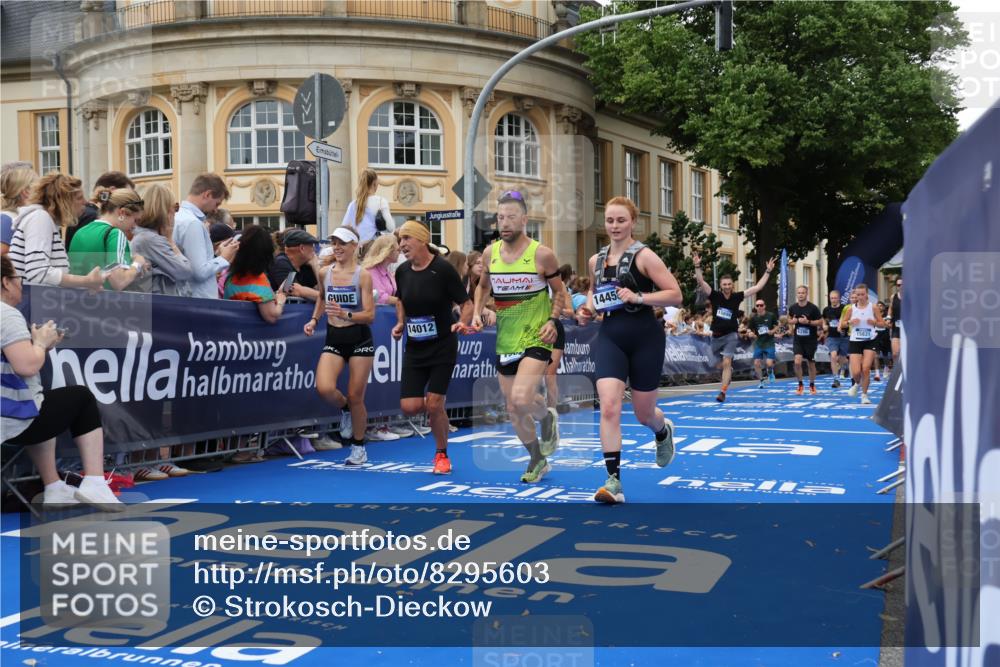 29.06.2025 - hella hamburg halbmarathon Strokosch-Dieckow http://msf.ph/oto/8295603 29.06.2025 10:51:41 Ziel 2396, 5008, 6286, 7224, 8710, 8819, 12224, 13327, 14012, 14458, 15427, 15496, 15727, 15831, 15899, 16907, 17682, 19007, 19020, 19053 meine-sportfotos.de