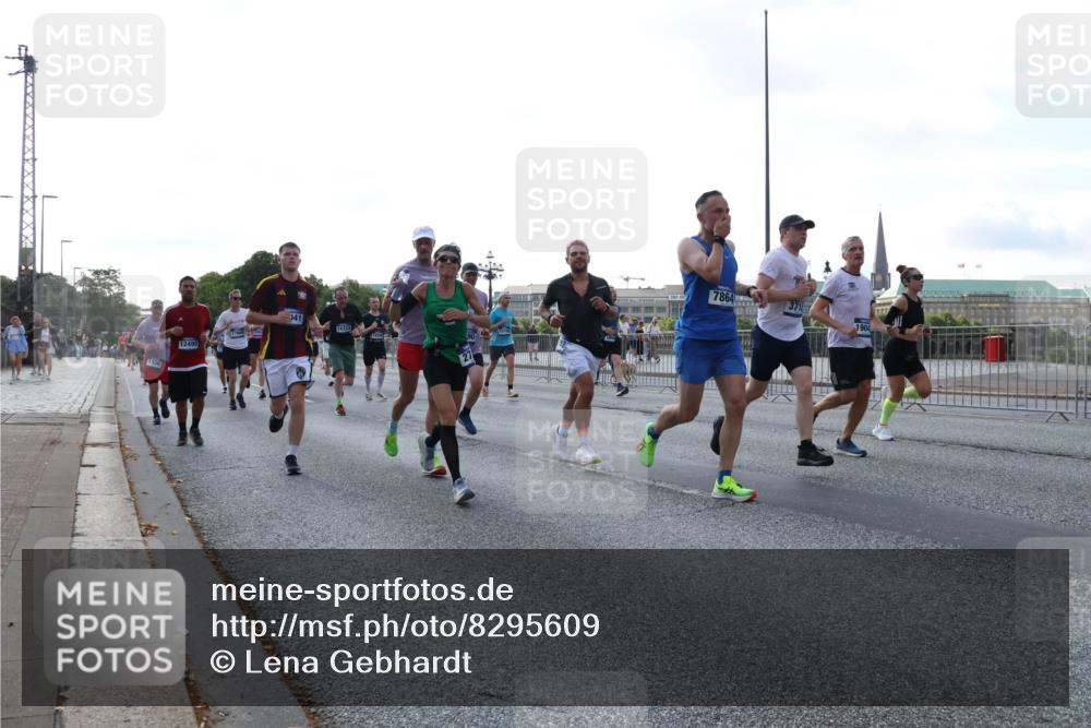 29.06.2025 - hella hamburg halbmarathon Lena Gebhardt http://msf.ph/oto/8295609 29.06.2025 09:59:11 Lombardsbrücke 041, 16334, 12495, 7864, 1904, 1319, 1366, 1410, 1485, 1506, 1595, 1715, 1719, 1946, 1951, 1972, 2282, 2741, 2840, 2907, 2911, 3037, 3112, 3334, 3715, 3952, 4467, 4839, 5077, 5084, 5299, 5391, 5420, 5457, 5458, 5465, 5492, 5866, 6294, 6390, 6399, 6414, 6415, 6416, 6629, 6657, 7033, 7037, 7082, 7129, 7130, 7232, 7369, 7395, 7732, 7833, 7864, 8068, 8322, 8509, 8542, 8639, 8652, 8721, 8772, 8798, 8929, 9655, 9727, 9770, 9884, 9903, 9922, 10020, 10266, 10488 meine-sportfotos.de