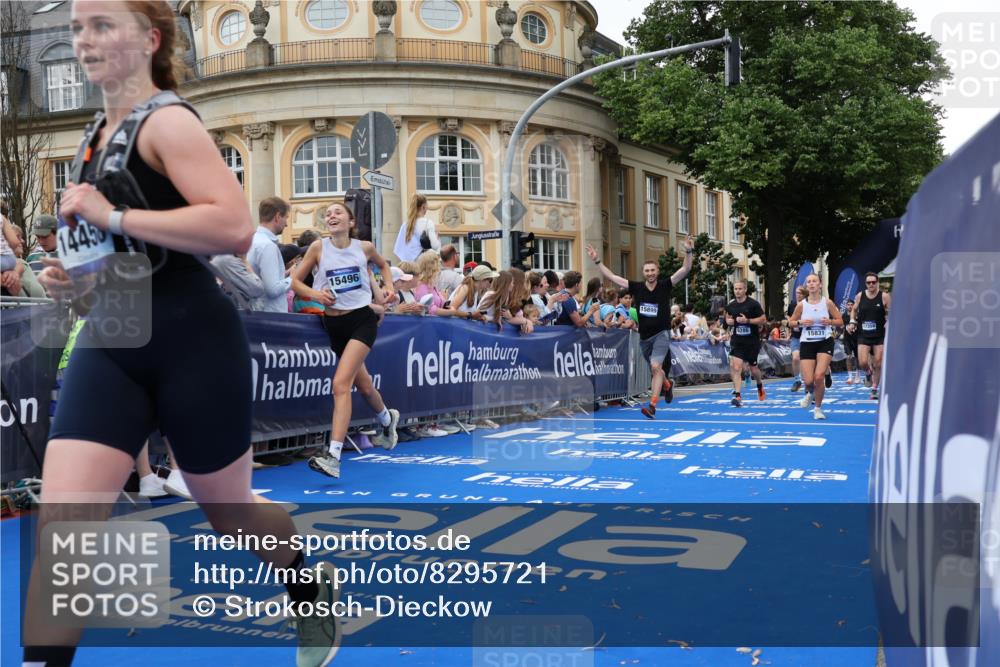 29.06.2025 - hella hamburg halbmarathon Strokosch-Dieckow http://msf.ph/oto/8295721 29.06.2025 10:51:43 Ziel 2396, 6286, 7224, 8710, 8819, 9793, 9959, 12224, 13327, 14012, 14458, 15427, 15496, 15727, 15831, 15899, 16907, 17682, 19020, 19053, 19137 meine-sportfotos.de