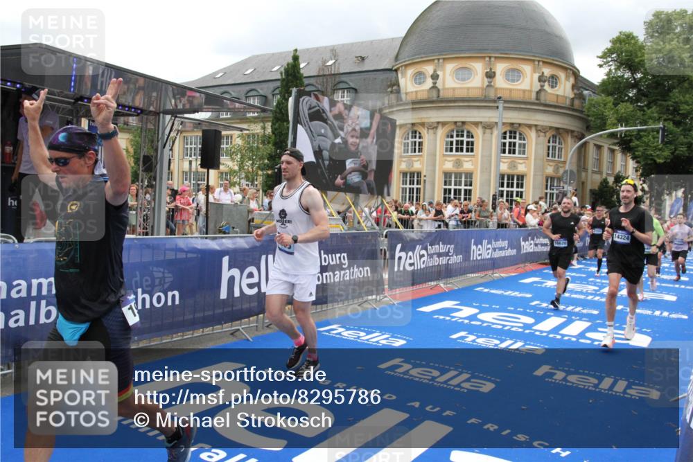 29.06.2025 - hella hamburg halbmarathon Michael Strokosch http://msf.ph/oto/8295786 29.06.2025 10:56:59 Ziel 1955, 2282, 2741, 2759, 5033, 5418, 6835, 7716, 8669, 11043, 11212, 11638, 14678, 15097, 16470, 16620, 16679 meine-sportfotos.de