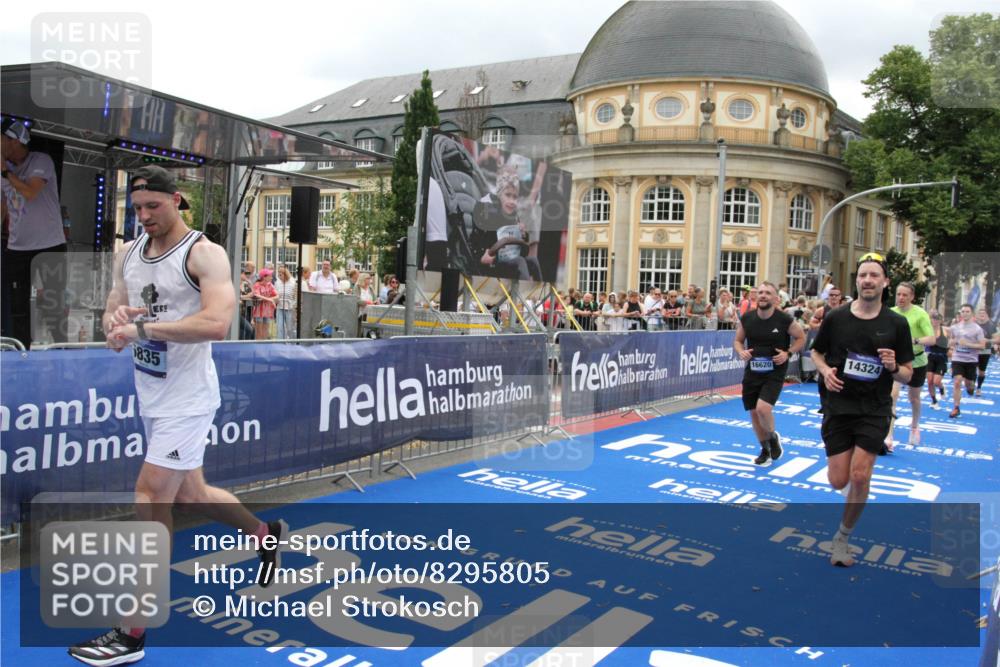 29.06.2025 - hella hamburg halbmarathon Michael Strokosch http://msf.ph/oto/8295805 29.06.2025 10:56:59 Ziel 1955, 2282, 2741, 2759, 5033, 5418, 6835, 7716, 8669, 11043, 11212, 11638, 14678, 15097, 16470, 16620, 16679 meine-sportfotos.de