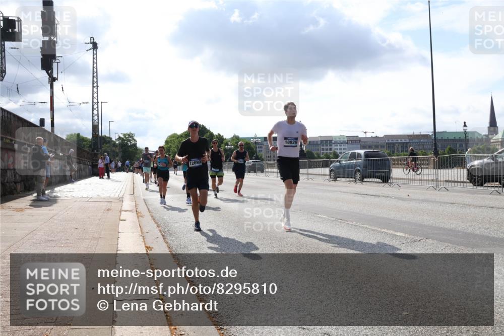 29.06.2025 - hella hamburg halbmarathon Lena Gebhardt http://msf.ph/oto/8295810 29.06.2025 09:46:43 Lombardsbrücke 12899, 18026, 1053, 1344, 1411, 1577, 1889, 2243, 3955, 4477, 4944, 5048, 5152, 5193, 5660, 6683, 7080, 7466, 7534, 7622, 7628, 7845, 7867, 7901, 8312, 8323, 8784, 8864, 8956, 10298, 10477, 10865, 10927, 10929, 11230, 11304, 11661, 11898, 12447, 12899, 12987, 13199, 13252, 13493, 13494, 13617, 13729, 13961, 14276, 14310, 14385, 15391, 15902, 16065, 16140, 16243, 16811, 16931, 16957, 17213 meine-sportfotos.de