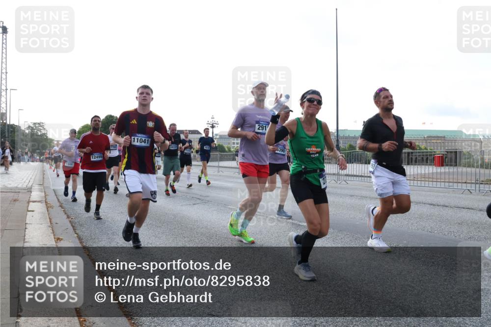 29.06.2025 - hella hamburg halbmarathon Lena Gebhardt http://msf.ph/oto/8295838 29.06.2025 09:59:12 Lombardsbrücke 1506, 12495, 11041, 16334, 291, 6390, 1319, 1366, 1410, 1485, 1506, 1595, 1715, 1719, 1946, 1951, 1972, 2282, 2741, 2840, 2911, 3037, 3112, 3334, 3715, 3952, 4467, 4839, 5077, 5299, 5391, 5420, 5457, 5458, 5465, 5492, 5866, 6294, 6390, 6399, 6414, 6415, 6416, 6629, 6657, 7033, 7037, 7082, 7129, 7130, 7232, 7369, 7395, 7732, 7833, 7864, 8068, 8322, 8509, 8542, 8639, 8652, 8721, 8772, 8798, 8929, 9655, 9727, 9770, 9884, 9903, 9922, 10020, 10266, 10488 meine-sportfotos.de