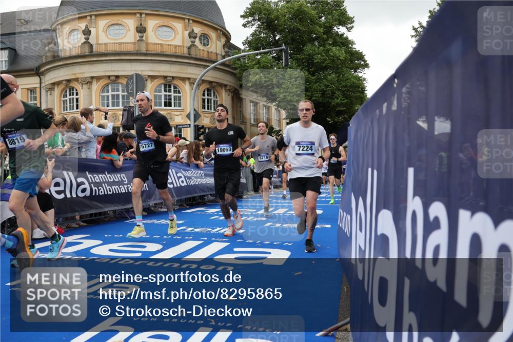 29.06.2025 - hella hamburg halbmarathon Strokosch-Dieckow http://msf.ph/oto/8295865 29.06.2025 10:51:48 Ziel 2396, 2818, 2823, 2880, 4297, 5102, 6286, 7224, 8710, 8819, 8856, 9793, 9959, 12224, 13799, 15427, 15690, 15727, 15831, 15899, 16907, 17682, 17815, 17962, 19053, 19137 meine-sportfotos.de