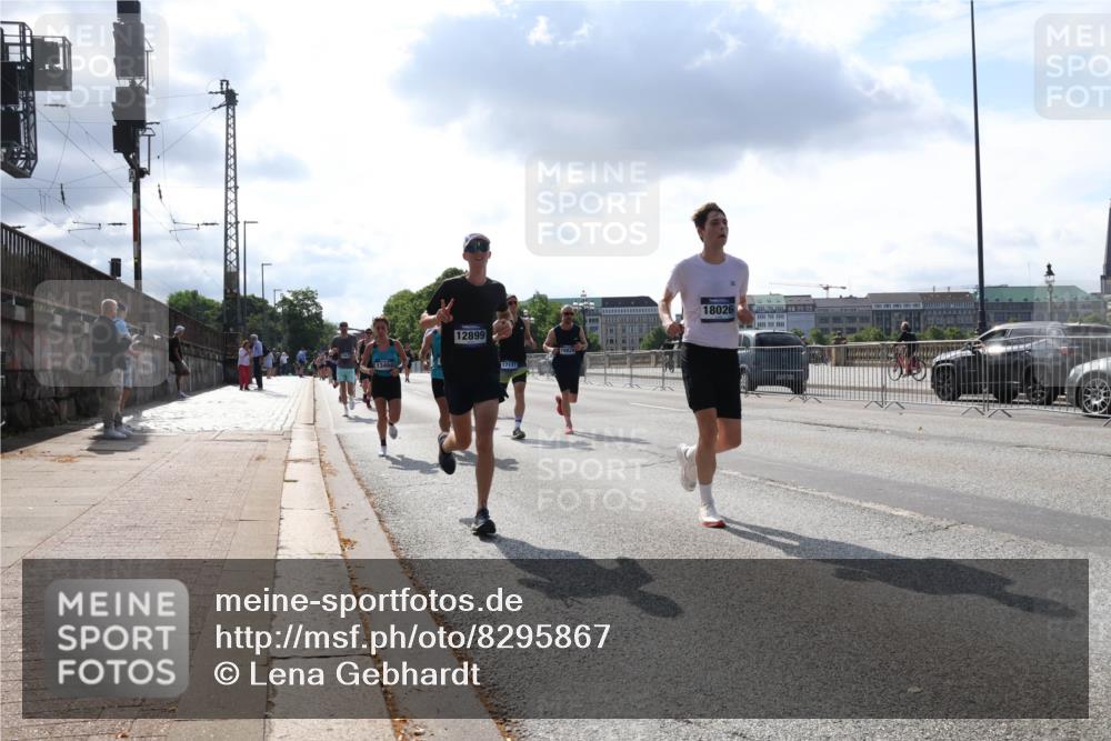 29.06.2025 - hella hamburg halbmarathon Lena Gebhardt http://msf.ph/oto/8295867 29.06.2025 09:46:43 Lombardsbrücke 13494, 12899, 17137, 18824, 18026, 1053, 1344, 1411, 1577, 1889, 2243, 3955, 4477, 4944, 5048, 5152, 5193, 5660, 6683, 7080, 7466, 7534, 7622, 7628, 7845, 7867, 7901, 8312, 8323, 8784, 8864, 8956, 10298, 10477, 10865, 10927, 10929, 11230, 11304, 11661, 11898, 12447, 12899, 12987, 13199, 13252, 13493, 13494, 13617, 13729, 13961, 14276, 14310, 14385, 15391, 15902, 16065, 16140, 16243, 16811, 16931, 16957, 17213 meine-sportfotos.de