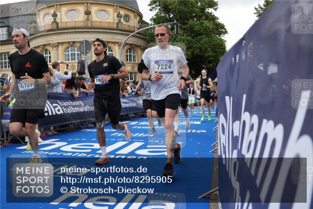 29.06.2025 - hella hamburg halbmarathon Strokosch-Dieckow http://msf.ph/oto/8295905 29.06.2025 10:51:48 Ziel 2396, 2818, 2823, 2880, 4297, 5102, 6286, 7224, 8710, 8819, 8856, 9793, 9959, 12224, 13799, 15427, 15690, 15727, 15831, 15899, 16907, 17682, 17815, 17962, 19053, 19137 meine-sportfotos.de