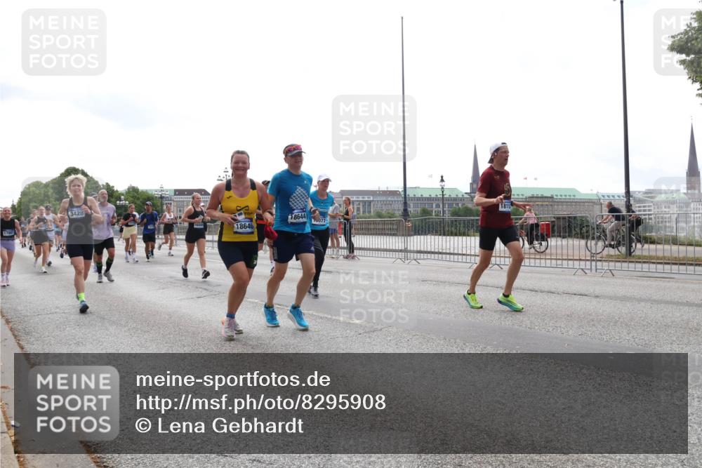 29.06.2025 - hella hamburg halbmarathon Lena Gebhardt http://msf.ph/oto/8295908 29.06.2025 10:36:41 Lombardsbrücke 3428, 1780, 1815, 18644, 077, 18488, 18646, 1102, 1118, 1224, 1253, 1835, 1948, 1952, 1954, 2124, 2552, 2588, 3165, 3398, 3404, 3428, 3741, 3873, 3895, 4084, 4245, 4442, 4618, 4762, 4937, 4996, 5012, 5246, 5427, 5540, 5573, 5747, 5789, 5809, 5919, 6093, 6156, 6190, 6359, 6417, 6667, 7140, 7575, 7576, 7632, 7773, 8498, 8499, 8530, 8936, 8937, 8945, 9115, 9117, 9229, 9295, 9500, 9694, 13265, 15077, 17156, 17807, 18152, 18488 meine-sportfotos.de