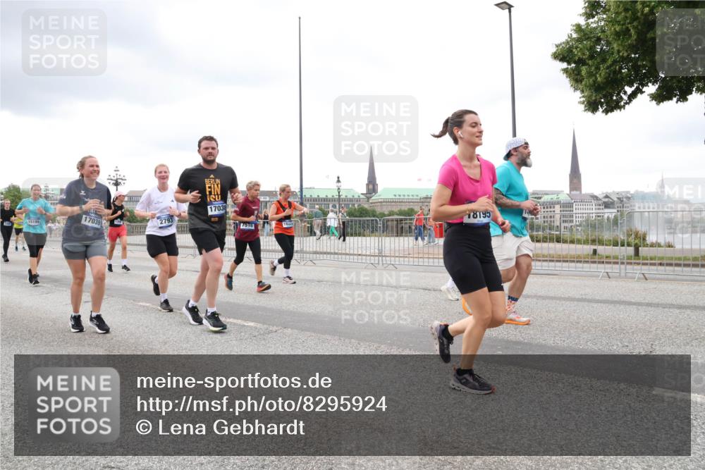 29.06.2025 - hella hamburg halbmarathon Lena Gebhardt http://msf.ph/oto/8295924 29.06.2025 10:56:06 Lombardsbrücke 15199, 17039, 136, 2793, 17038, 7516, 8195, 1113, 1738, 1909, 2095, 2793, 3101, 3244, 3257, 3268, 4083, 4265, 4354, 4470, 4473, 4836, 4896, 5220, 5222, 5306, 5575, 5580, 5693, 5757, 5994, 6055, 6056, 6113, 6257, 6494, 6594, 6968, 7025, 7028, 7516, 7616, 7969, 8005, 8110, 8305, 8517, 8527, 8532, 8533, 8648, 8766, 9383, 9435, 9548, 9606, 9838, 9861, 9865, 9948, 9953, 9956, 10436, 10438, 10449, 10593, 10640, 10740, 10784, 10987, 11903, 11962, 11963, 12695 meine-sportfotos.de