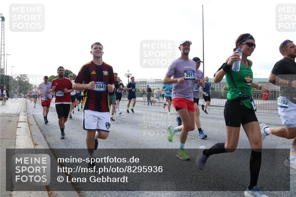 29.06.2025 - hella hamburg halbmarathon Lena Gebhardt http://msf.ph/oto/8295936 29.06.2025 09:59:12 Lombardsbrücke 1506, 12495, 2911, 1041, 15150, 390, 13792, 1319, 1366, 1410, 1485, 1506, 1595, 1715, 1719, 1946, 1951, 1972, 2282, 2741, 2840, 2911, 3037, 3112, 3334, 3715, 3952, 4467, 4839, 5077, 5299, 5391, 5420, 5457, 5458, 5465, 5492, 5866, 6294, 6390, 6399, 6414, 6415, 6416, 6629, 6657, 7033, 7037, 7082, 7129, 7130, 7232, 7369, 7395, 7732, 7833, 7864, 8068, 8322, 8509, 8542, 8639, 8652, 8721, 8772, 8798, 8929, 9655, 9727, 9770, 9884, 9903, 9922, 10020, 10266, 10488 meine-sportfotos.de