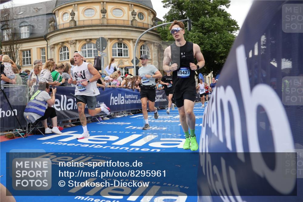 29.06.2025 - hella hamburg halbmarathon Strokosch-Dieckow http://msf.ph/oto/8295961 29.06.2025 10:51:50 Ziel 2396, 2818, 2823, 2880, 4297, 5102, 6286, 7224, 7724, 8710, 8819, 8856, 9793, 9959, 10057, 12224, 13799, 15427, 15690, 15727, 15831, 16907, 17682, 17815, 17962, 18869, 19053, 19137 meine-sportfotos.de