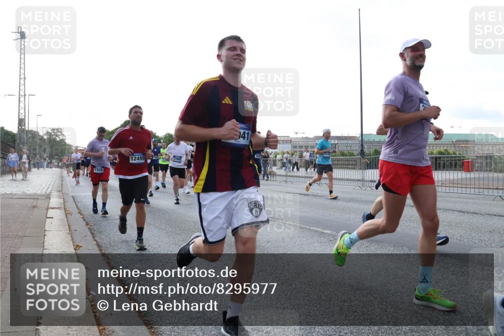 29.06.2025 - hella hamburg halbmarathon Lena Gebhardt http://msf.ph/oto/8295977 29.06.2025 09:59:12 Lombardsbrücke 1506, 12495, 17993, 41, 1319, 1366, 1410, 1485, 1506, 1595, 1715, 1719, 1946, 1951, 1972, 2282, 2741, 2840, 2911, 3037, 3112, 3334, 3715, 3952, 4467, 4839, 5077, 5299, 5391, 5420, 5457, 5458, 5465, 5492, 5866, 6294, 6390, 6399, 6414, 6415, 6416, 6629, 6657, 7033, 7037, 7082, 7129, 7130, 7232, 7369, 7395, 7732, 7833, 7864, 8068, 8322, 8509, 8542, 8639, 8652, 8721, 8772, 8798, 8929, 9655, 9727, 9770, 9884, 9903, 9922, 10020, 10266, 10488 meine-sportfotos.de