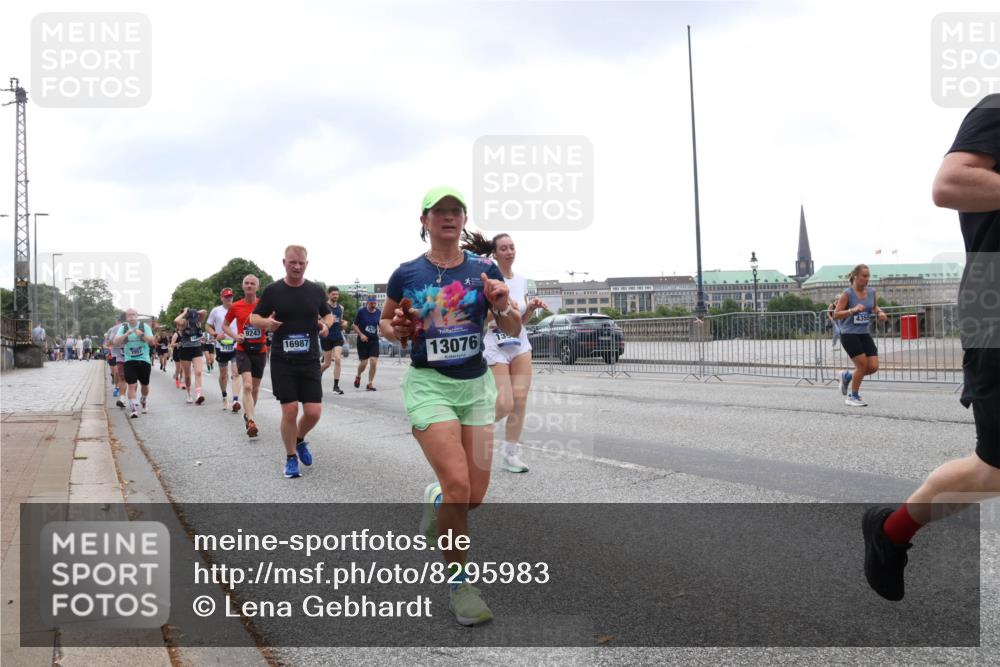 29.06.2025 - hella hamburg halbmarathon Lena Gebhardt http://msf.ph/oto/8295983 29.06.2025 10:46:47 Lombardsbrücke 1073, 1286, 1363, 1371, 1375, 1593, 1608, 1720, 1837, 1961, 1999, 2162, 2211, 2320, 2327, 2500, 2556, 2665, 2697, 2981, 3277, 3406, 3407, 3469, 3734, 3823, 4202, 4239, 4296, 4342, 4355, 4448, 4604, 5111, 5114, 5700, 5796, 5953, 6124, 6161, 6485, 6496, 6740, 7073, 7303, 7364, 7368, 7374, 7412, 7767, 7827, 8477, 8486, 8551, 8553, 8684, 8700, 8967, 9691, 10153, 10230, 12333, 12522, 13969, 14261, 15852, 16882, 16987 meine-sportfotos.de