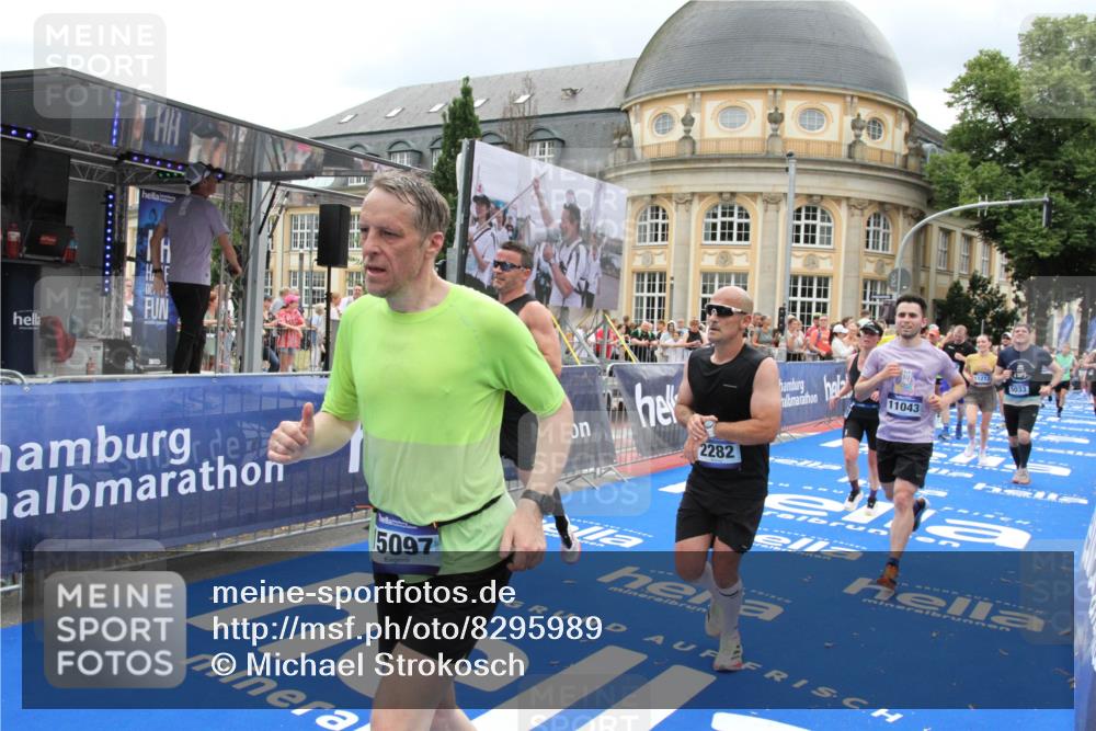 29.06.2025 - hella hamburg halbmarathon Michael Strokosch http://msf.ph/oto/8295989 29.06.2025 10:57:02 Ziel 1485, 2282, 2759, 4299, 5033, 8669, 11043, 11143, 11212, 11638, 14678, 15097, 16470, 16620, 18719, 19091 meine-sportfotos.de