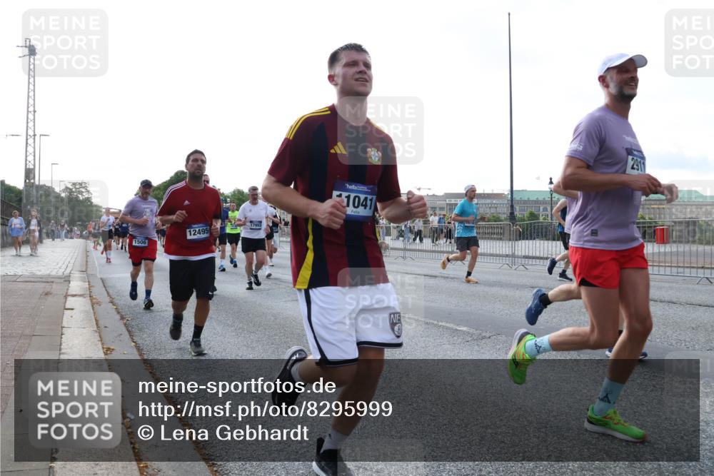 29.06.2025 - hella hamburg halbmarathon Lena Gebhardt http://msf.ph/oto/8295999 29.06.2025 09:59:12 Lombardsbrücke 1506, 12495, 17993, 1041, 2911, 1319, 1366, 1410, 1485, 1506, 1595, 1715, 1719, 1946, 1951, 1972, 2282, 2741, 2840, 2911, 3037, 3112, 3334, 3715, 3952, 4467, 4839, 5077, 5299, 5391, 5420, 5457, 5458, 5465, 5492, 5866, 6294, 6390, 6399, 6414, 6415, 6416, 6629, 6657, 7033, 7037, 7082, 7129, 7130, 7232, 7369, 7395, 7732, 7833, 7864, 8068, 8322, 8509, 8542, 8639, 8652, 8721, 8772, 8798, 8929, 9655, 9727, 9770, 9884, 9903, 9922, 10020, 10266, 10488 meine-sportfotos.de