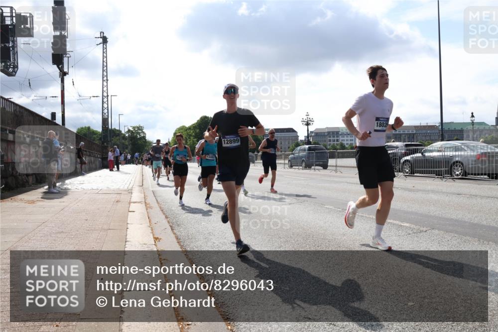 29.06.2025 - hella hamburg halbmarathon Lena Gebhardt http://msf.ph/oto/8296043 29.06.2025 09:46:43 Lombardsbrücke 13493, 12899, 1802, 1053, 1344, 1411, 1577, 1889, 2243, 3955, 4477, 4944, 5048, 5152, 5193, 5660, 6683, 7080, 7466, 7534, 7622, 7628, 7845, 7867, 7901, 8312, 8323, 8784, 8864, 8956, 10298, 10477, 10865, 10927, 10929, 11230, 11304, 11661, 11898, 12447, 12899, 12987, 13199, 13252, 13493, 13494, 13617, 13729, 13961, 14276, 14310, 14385, 15391, 15902, 16065, 16140, 16243, 16811, 16931, 16957, 17213 meine-sportfotos.de
