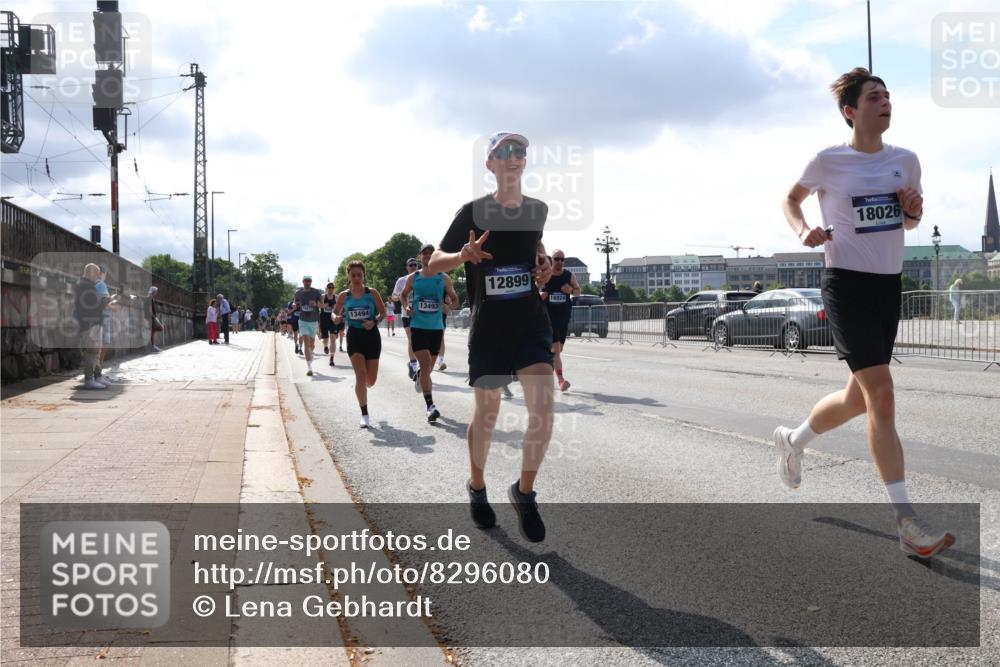 29.06.2025 - hella hamburg halbmarathon Lena Gebhardt http://msf.ph/oto/8296080 29.06.2025 09:46:43 Lombardsbrücke 13493, 13494, 12899, 18824, 18026, 1053, 1344, 1411, 1577, 1889, 2243, 3955, 4477, 4944, 5048, 5152, 5193, 5660, 6683, 7080, 7466, 7534, 7622, 7628, 7845, 7867, 7901, 8312, 8323, 8784, 8864, 8956, 10298, 10477, 10865, 10927, 10929, 11230, 11304, 11661, 11898, 12447, 12899, 12987, 13199, 13252, 13493, 13494, 13617, 13729, 13961, 14276, 14310, 14385, 15391, 15902, 16065, 16140, 16243, 16811, 16931, 16957, 17213 meine-sportfotos.de
