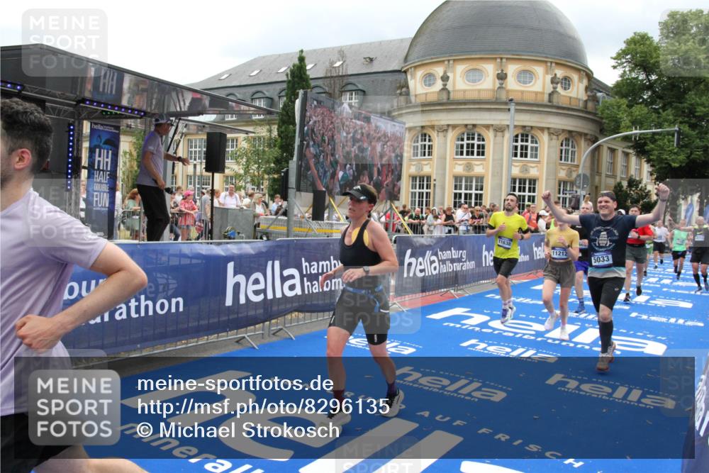 29.06.2025 - hella hamburg halbmarathon Michael Strokosch http://msf.ph/oto/8296135 29.06.2025 10:57:03 Ziel 1485, 2282, 2759, 4299, 5033, 8669, 11043, 11143, 11212, 11638, 14678, 15097, 16470, 16620, 16909, 18719, 19091 meine-sportfotos.de